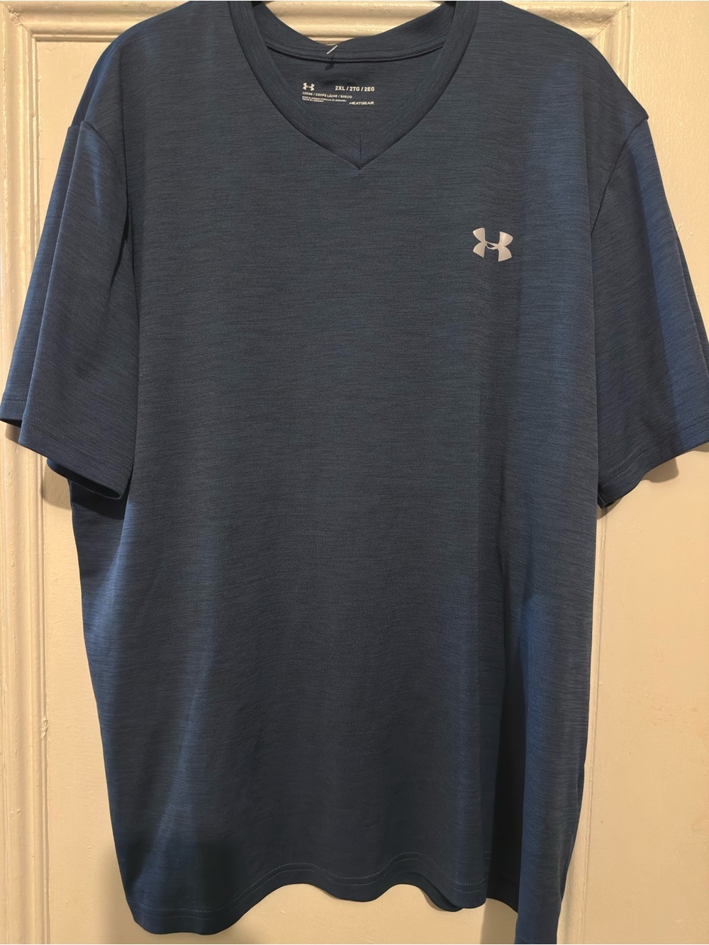 Like New Under Armour Men’s Navy V-Neck Short Sleeve Performance Tee. Size 2XL.